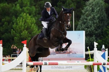 İSTANBUL, TURKIYE - EPTEMBER 08, 2024: İstanbul 'da düzenlenen Balkan Binicilik Şampiyonası sırasında kimliği belirsiz binici atla atladı