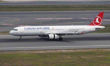 ISTANBUL, TURKIYE - SEPTEMBER 02, 2023: Turkish Airlines Airbus A321-231 (5118) landing to Istanbul International Airport clipart