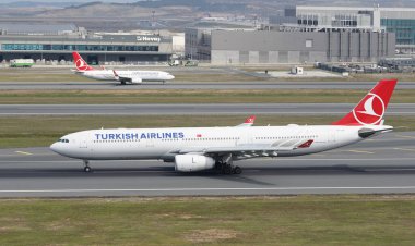 ISTANBUL, TURKIYE - EYLÜL 02, 2023: Türk Havayolları Airbus A330-343E (1483) İstanbul Uluslararası Havaalanına indi