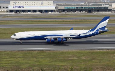 İSTANBUL, TURKIYE - EYLÜL 02, 2023: Hifly Malta Havayolları Airbus A340-312 (367) İstanbul Uluslararası Havaalanına indi