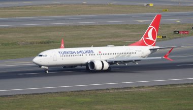 ISTANBUL, TURKIYE - EYLÜL 02, 2023: Türk Havayolları Boeing 737-8MAX (60052) İstanbul Uluslararası Havaalanına indi