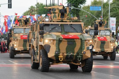 İSTANBUL, TÜRKİYE - 30 Ağustos 2024: Vatan Bulvarı 'ndaki Türk Zafer Günü geçit töreninde askeri araçlar geçit töreni