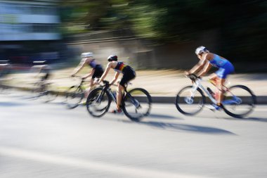 ISTANBUL, TURKIYE - 31 Ağustos 2024: İstanbul 'da düzenlenen Avrupa Triatlon Kupası' nın bisiklet bileşenlerinde yarışan sporcular
