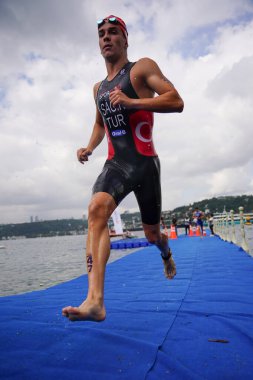 ISTANBUL, TURKIYE - 31 Ağustos 2024: İstanbul 'da düzenlenen Avrupa Triatlon Kupası' nın koşu bileşenlerinde tanımlanamayan sporcu
