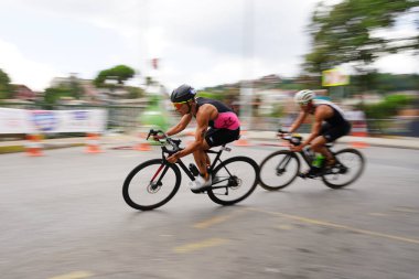 ISTANBUL, TURKIYE - 31 Ağustos 2024: İstanbul 'da düzenlenen Avrupa Triatlon Kupası' nın bisiklet bileşenlerinde yarışan sporcular