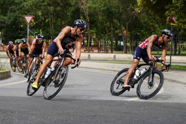 ISTANBUL, TURKIYE - 31 Ağustos 2024: İstanbul 'da düzenlenen Avrupa Triatlon Kupası' nın bisiklet bileşenlerinde yarışan sporcular