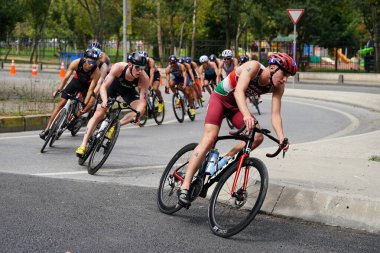 ISTANBUL, TURKIYE - 31 Ağustos 2024: İstanbul 'da düzenlenen Avrupa Triatlon Kupası' nın bisiklet bileşenlerinde yarışan sporcular