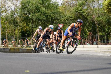 ISTANBUL, TURKIYE - 31 Ağustos 2024: İstanbul 'da düzenlenen Avrupa Triatlon Kupası' nın bisiklet bileşenlerinde yarışan sporcular
