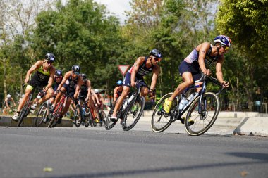 ISTANBUL, TURKIYE - 31 Ağustos 2024: İstanbul 'da düzenlenen Avrupa Triatlon Kupası' nın bisiklet bileşenlerinde yarışan sporcular