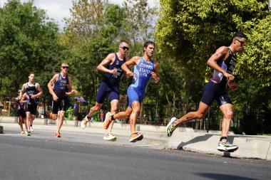 ISTANBUL, TURKIYE - 31 Ağustos 2024: İstanbul 'da düzenlenen Avrupa Triatlon Kupası' nın koşu bileşenlerinde tanımlanamayan sporcu
