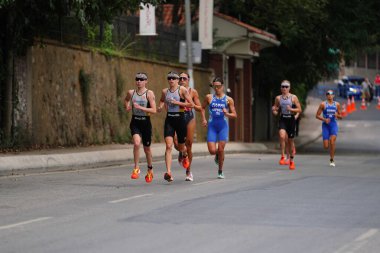 ISTANBUL, TURKIYE - 31 Ağustos 2024: İstanbul 'da düzenlenen Avrupa Triatlon Kupası' nın koşu bileşenlerinde tanımlanamayan sporcu