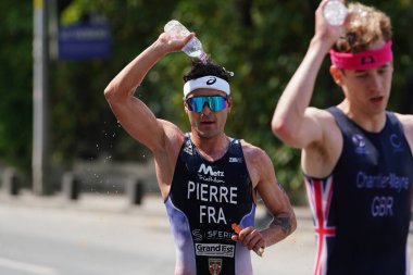 ISTANBUL, TURKIYE - 31 Ağustos 2024: İstanbul 'da düzenlenen Avrupa Triatlon Kupası' nın koşu bileşenlerinde tanımlanamayan sporcu