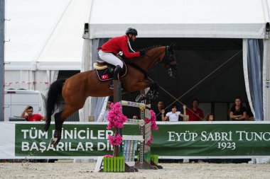 İSTANBUL, TURKIYE - EPTEMBER 08, 2024: İstanbul 'da düzenlenen Balkan Binicilik Şampiyonası sırasında kimliği belirsiz binici atla atladı