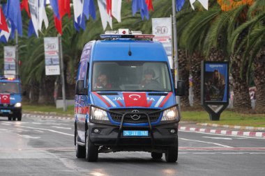 İSTANBUL, TURKIYE - 30 Ağustos 2024: Vatan Bulvarı 'nda düzenlenen Türk Zafer Günü geçit töreninde jandarma araçları geçit töreni