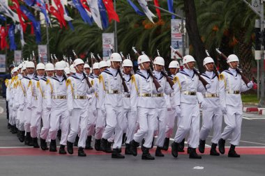 İSTANBUL, TÜRKİYE - 30 Ağustos 2024: Vatan Bulvarı 'nda 30 Ağustos' taki Zafer Günü yürüyüşü sırasında askerler yürüdü