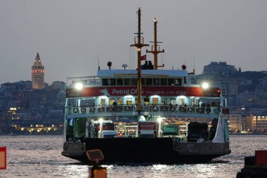 İSTANBUL, TÜRKİYE - 22 Temmuz 2024: IDO Feribotu İstanbul 'un Avrupa' dan Asya tarafına geçiyor.