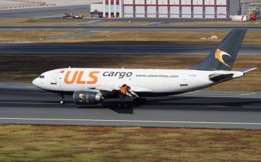 ISTANBUL, TURKIYE - 29 Haziran 2024: ULS Airlines Cargo Airbus A310-308F (646) İstanbul Uluslararası Havaalanına indi