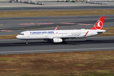 ISTANBUL, TURKIYE - 29 Haziran 2024: Türk Havayolları Airbus A321-231 (5450) İstanbul Uluslararası Havaalanına indi