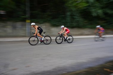 ISTANBUL, TURKIYE - 31 Ağustos 2024: İstanbul 'da düzenlenen Avrupa Triatlon Kupası' nın bisiklet bileşenlerinde yarışan sporcular