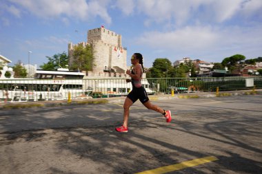 ISTANBUL, TURKIYE - 31 Ağustos 2024: İstanbul 'da düzenlenen Avrupa Triatlon Kupası' nın koşu bileşenlerinde tanımlanamayan sporcu