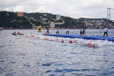 ISTANBUL, TURKIYE - 31 Ağustos 2024: İstanbul 'da düzenlenen Avrupa Triatlon Kupası' nın yüzme bileşenlerinde yarışan sporcular
