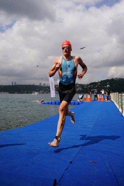 ISTANBUL, TURKIYE - 31 Ağustos 2024: İstanbul 'da düzenlenen Avrupa Triatlon Kupası' nın koşu bileşenlerinde tanımlanamayan sporcu