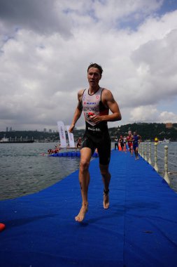 ISTANBUL, TURKIYE - 31 Ağustos 2024: İstanbul 'da düzenlenen Avrupa Triatlon Kupası' nın koşu bileşenlerinde tanımlanamayan sporcu