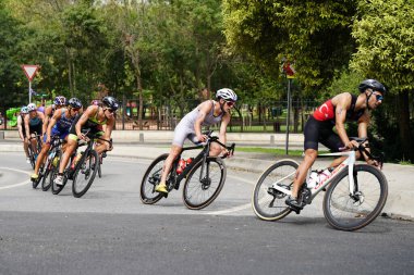 ISTANBUL, TURKIYE - 31 Ağustos 2024: İstanbul 'da düzenlenen Avrupa Triatlon Kupası' nın bisiklet bileşenlerinde yarışan sporcular