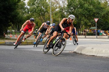 ISTANBUL, TURKIYE - 31 Ağustos 2024: İstanbul 'da düzenlenen Avrupa Triatlon Kupası' nın bisiklet bileşenlerinde yarışan sporcular