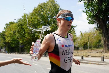 ISTANBUL, TURKIYE - 31 Ağustos 2024: İstanbul 'da düzenlenen Avrupa Triatlon Kupası' nın koşu bileşenlerinde tanımlanamayan sporcu