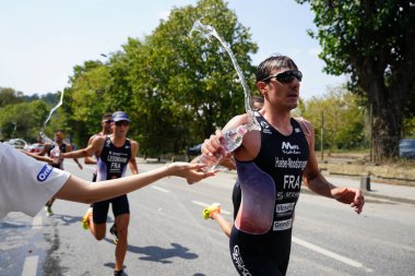 ISTANBUL, TURKIYE - 31 Ağustos 2024: İstanbul 'da düzenlenen Avrupa Triatlon Kupası' nın koşu bileşenlerinde tanımlanamayan sporcu