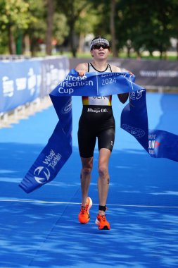 ISTANBUL, TURKIYE - 31 Ağustos 2024: İstanbul 'da düzenlenen Avrupa Triatlon Kupası' nın koşu bileşenlerinde tanımlanamayan sporcu