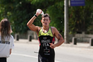 ISTANBUL, TURKIYE - 31 Ağustos 2024: İstanbul 'da düzenlenen Avrupa Triatlon Kupası' nın koşu bileşenlerinde tanımlanamayan sporcu