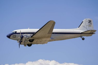 ESKISEHIR, TURKIYE - 22 Eylül 2024: Sivrihisar SHG Hava Gösterisinde Er Douglas DC-3A (2204)