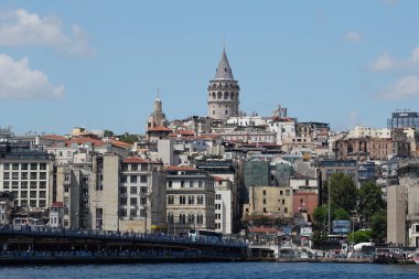İSTANBUL, TURKIYE - 27 Temmuz 2024: Karaköy Bölgesi 'ndeki Galata Kulesi. Kule 1348 'de yapıldı.