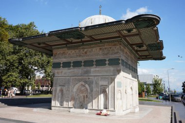 İSTANBUL, TÜRKİYE - 27 Temmuz 2024: İstanbul Tophane Çeşmesi