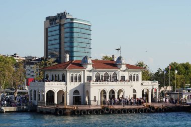 İSTANBUL, TÜRKİYE - 27 Temmuz 2024: İstanbul 'daki Kadiköy Feribot Limanı