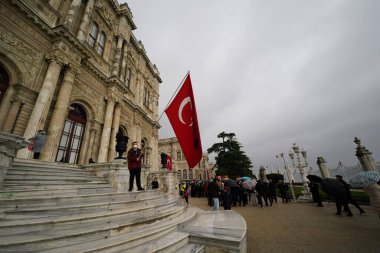İSTANBUL, TÜRKİYE - 10 Kasım 2024: 10 Kasım Atatürk Anma Günü Dolmabahçe Sarayı 'nı ziyaret edenler