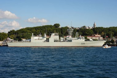 İSTANBUL, TÜRKİYE - 27 Temmuz 2024: İstanbul Limanı 'ndaki HMCS Charlottetown FFH 339 Fırkateyni