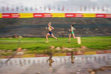 ANTALYA, TURKIYE - 08 Aralık 2024: Avrupa Kros Şampiyonası sırasında koşan sporcular