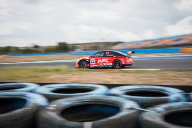 İSTANBUL, TURKIYE - EYLÜL 07, 2024: Türk Tur Otomobil Şampiyonası sırasında İstanbul Park Pisti 'nde Yarış Arabası