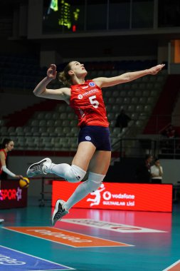 ISTANBUL, TURKIYE - 12 Ocak 2025: Aleksandra Rasinska, Burhan Felek Spor Salonu 'nda Türk Hava Yollari - Aydin Buyuksehir Belediyespor Türkiye Sultanlar Ligi karşılaşmasında eylem halinde