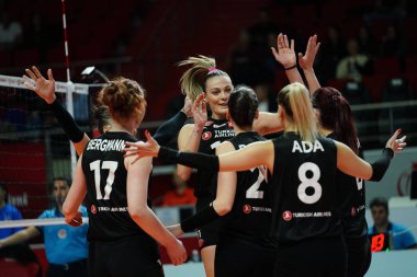 ISTANBUL, TURKIYE - 12 Ocak 2025: Türk Hava Yollari oyuncuları Burhan Felek Spor Salonu 'nda oynanan Türkiye Sultanlar Ligi Aydın Buyuksehir Belediyesi karşılaşmasında skor puanını kutluyor