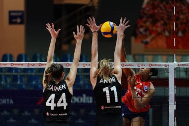 ISTANBUL, TURKIYE - 12 Ocak 2025: Karmen Aksoy ve Anthi Vasilantonaki, Burhan Felek Spor Salonu 'nda Türk Hava Yolları' na karşı Aydin Buyuksehir Belediyespor Türkiye Sultanlar Ligi karşılaşmasında