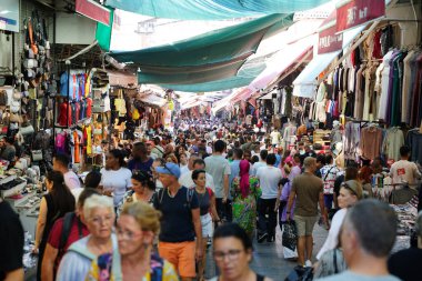 İSTANBUL, TÜRKİYE - 14 Eylül 2024: Tahtakale Çarşısı 'ndan alışveriş.