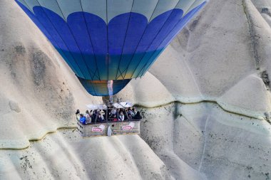 NEVSEHIR, TURKIYE - 23 Eylül 2024: Kapadokya 'da Sıcak Hava Balonu