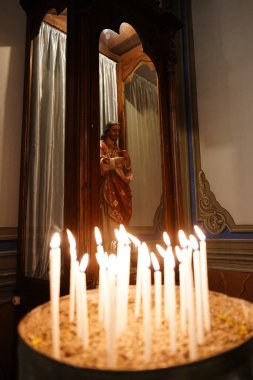 İSTANBUL, TÜRKİYE - 24 Aralık 2024 Noel arifesinde Kutsal Ruh Katedrali 'nde mumlar