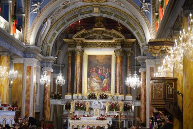 İSTANBUL, TÜRKİYE - 24 Aralık 2024 'te Kutsal Ruh Katedrali' nde Noel arifesi