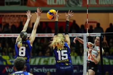ISTANBUL, TURKIYE - 26 Ocak 2025: Burhan Felek Spor Salonu 'nda oynanan Fenerbahçe Medicana-Eczacibasi Dynavit Türk Sultanlar Ligi karşılaşmasında Aslı Kalac ve Arelya Karasoy