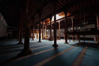 KONYA, TURKIYE - 15 Aralık 2024: Konya 'nın Beysehir ilçesindeki Esrefoğlu Camii. Cami 13. yüzyılda inşa edildi..